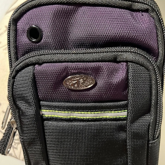 SBS, adjustable, Crossbody, 3 zip compartment, one pouch, belt loop and back 5x8 - Picture 9 of 10